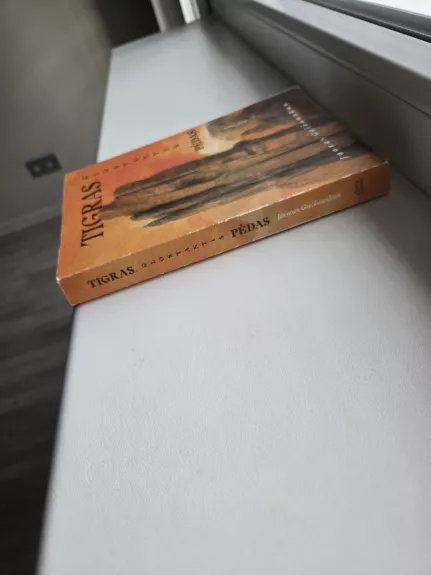 Tigras, glostantis pėdas