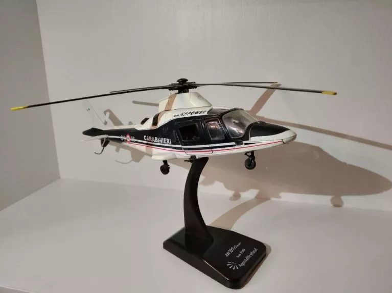 Sraigtasparnis. Italijos karabinieriai.