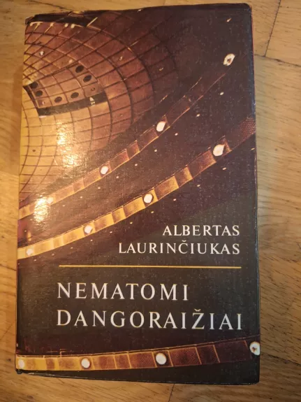 Nematomi dangoraižiai