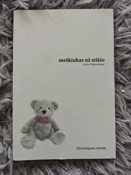 Meškiukas už stiklo