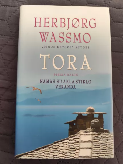 Tora. Namas su akla stiklo veranda
