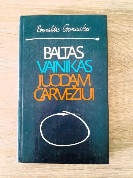 Baltas vainikas juodam garvežiui