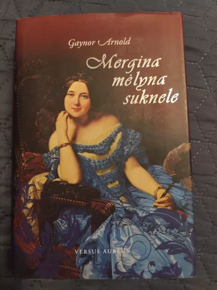 Mergina mėlyna suknele