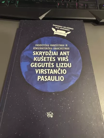 Froidistiškai marksistiniai ir konservatoriškai anarchistiniai skrydžiai ant kušetės virš gegutės lizdu virstančio pasaulio