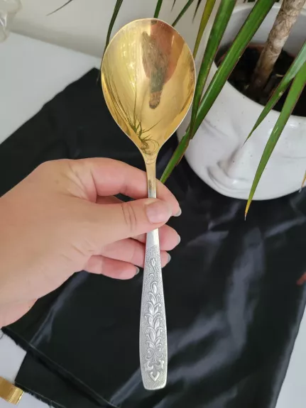 Paauksuotas serviravimo šaukštas