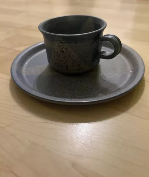 Vintage rankų darbo keraminis puodelis su lėkštute