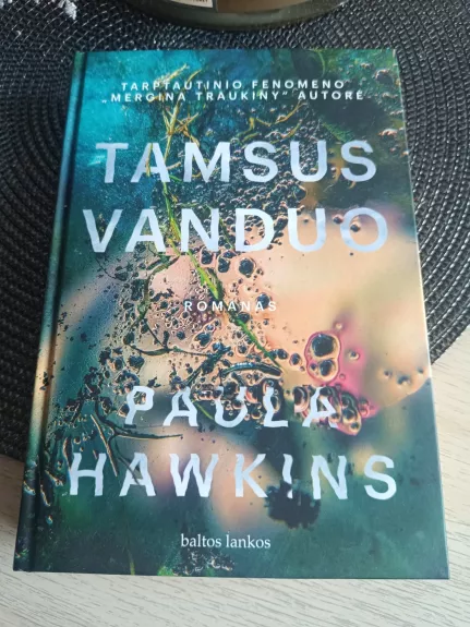 TAMSUS VANDUO: tarptautinio fenomeno „Mergina traukiny“ autorės knyga