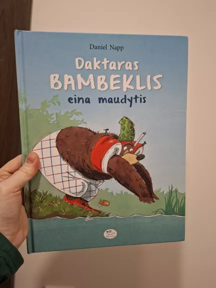 Daktaras Bambeklis eina maudytis