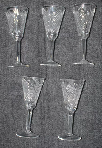 Vintažiniai stikliukai ant kojytės