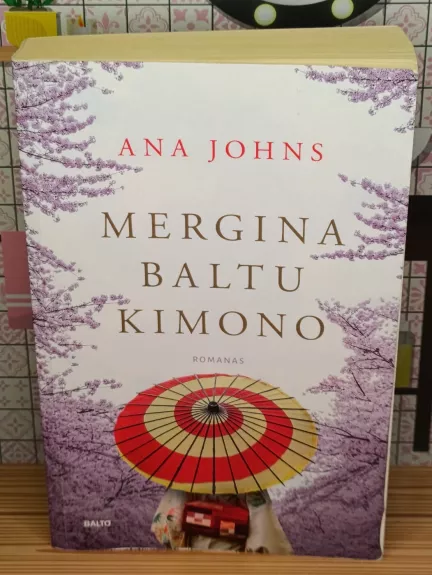 Mergina baltu kimono
