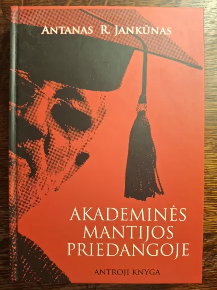 Akademinės mantijos priedangoje