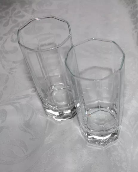 Dvi stiklinės