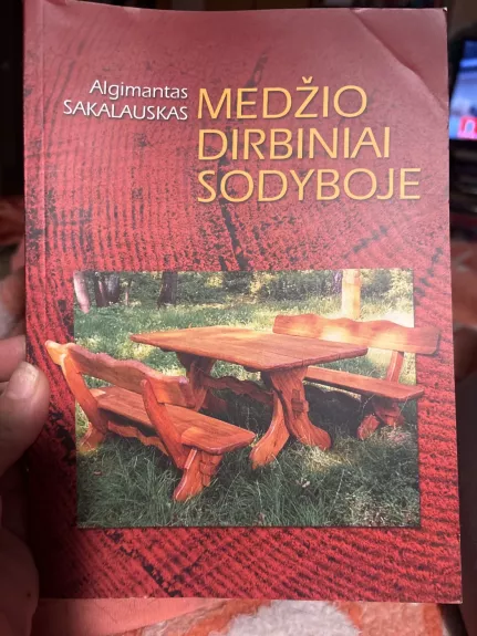 Medžio dirbiniai sodyboje