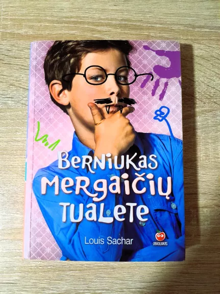 Berniukas mergaičių tualete