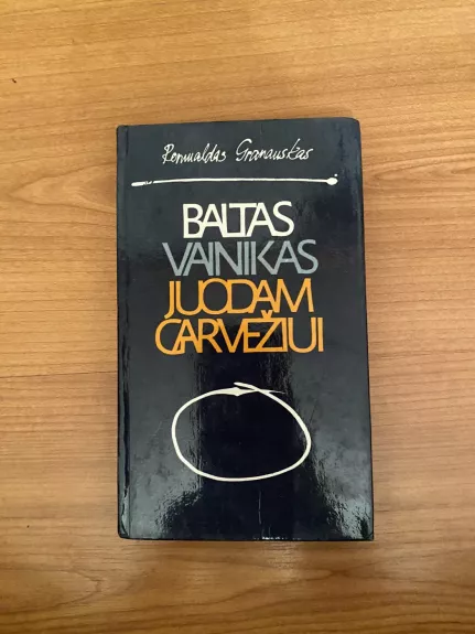 Baltas vainikas juodam garvežiui