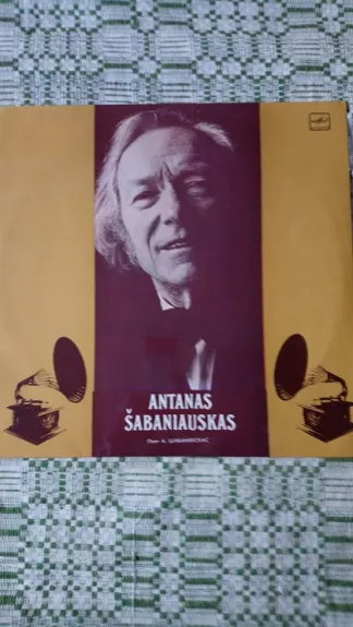 Dainuoja Antanas Šabaniauskas