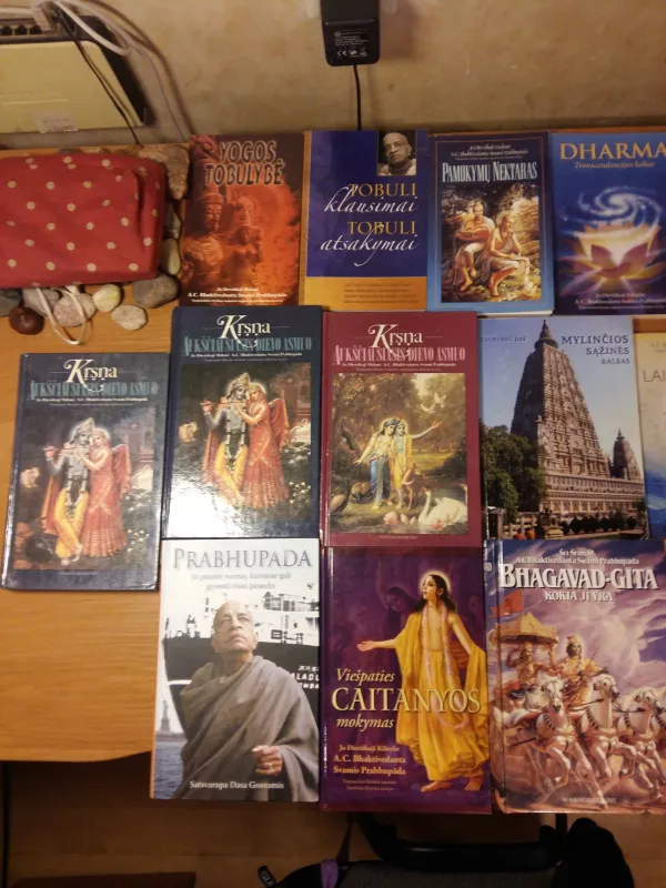 16 knygų: Bhagavad-Gita, Prabhupada biografija, Čaitanyos mokymas, Gyvybė kyla iš gyvybės, Šri Išopanišada, Dievo žinia, Anapus laiko ir erdvės, (Gaurendu das) Mylinčios sąžinės balsas, Krišna - Dievo asmuo (2 dalys), Krišna - malonumo šaltinis, Kelionė į - A. C. Bhaktivedanta Swami Prabhupada, knyga