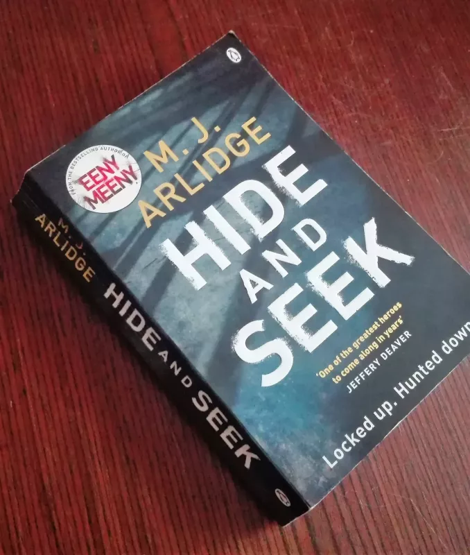 Hide and Seek - M.J. Arlidge, knyga