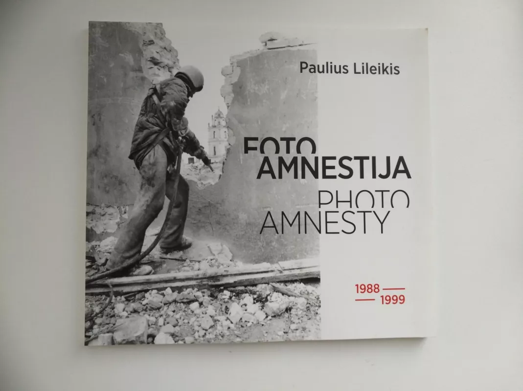 „Foto amnestija//Photo Amnesty“ 1988-1999 - Paulius Lileikis, knyga