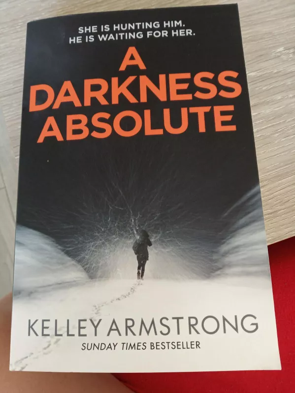 A Darkness Absolute - Kelley Armstrong, knyga