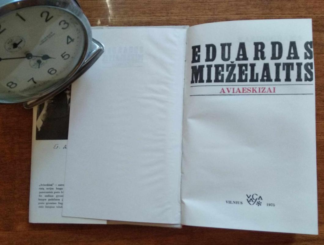 AVIAESKIZAI - Eduardas Mieželaitis, knyga 4