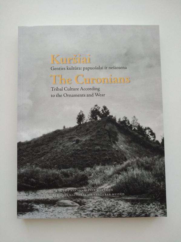 Kuršiai. Genties kultūra: papuošalai ir nešiosena. Katalogas - Eglė Griciuvienė, knyga 3