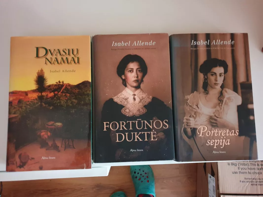 Trilogija ("Dvasių namai", "Fortūnos duktė" ir "Portretas sepija") - Isabel Allende, knyga