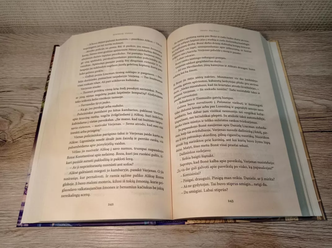 Suknelių Vagilė - Autorių Kolektyvas, knyga 5