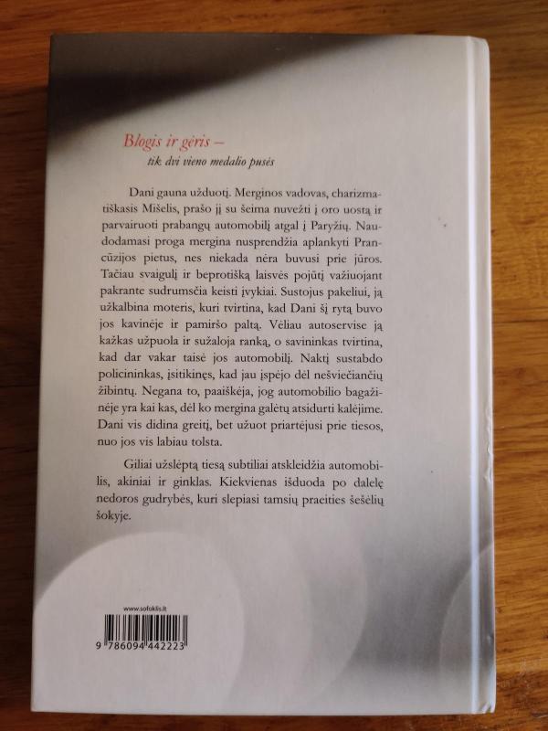 Moteris su automobiliu, akiniais ir ginklu - Sebastien Japrisot, knyga 3