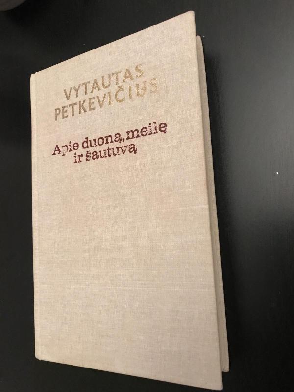 Apie duoną, meilę ir šautuvą - Vytautas Petkevičius, knyga 2