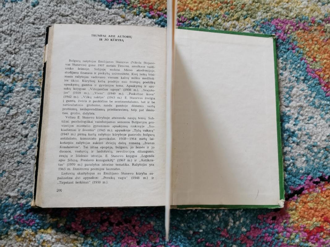 Persikų vagis. Tirpstant šerkšnui - Emiljanas Stanevas, knyga 4