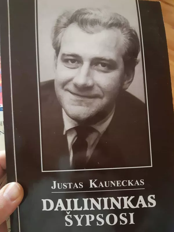 Dailininkas šypsosi - Justas Kauneckas, knyga