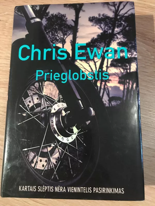 Prieglobstis - Chris Ewan, knyga 2