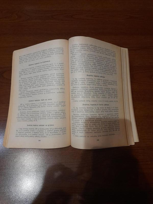 Daržovių valgiai - S. G. Sirtautaitė, ir kiti , knyga 3