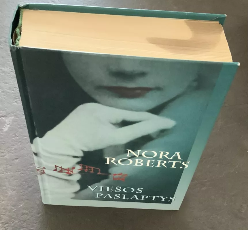 Viešos paslaptys - Nora Roberts, knyga