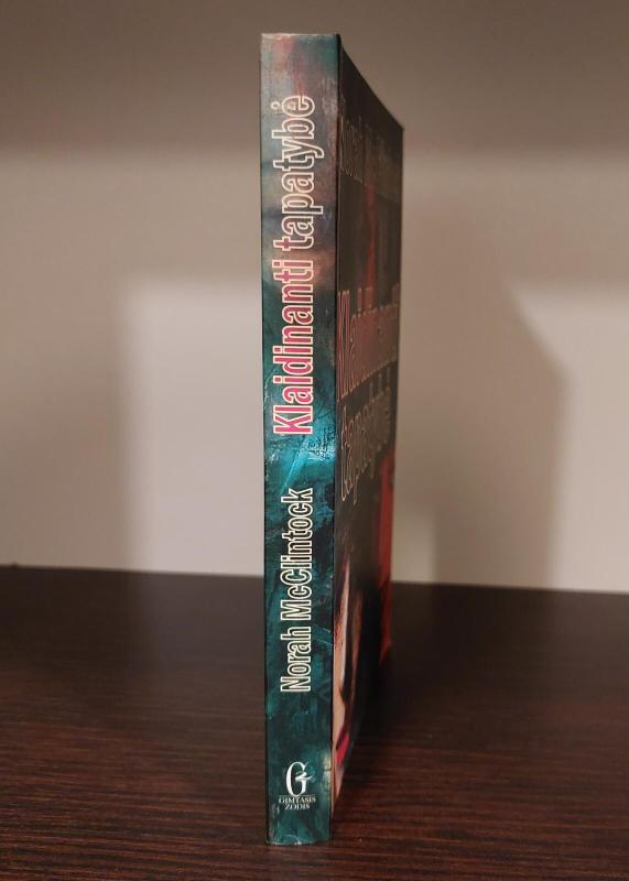 Klaidinanti tapatybė - Norah McClintock, knyga 3