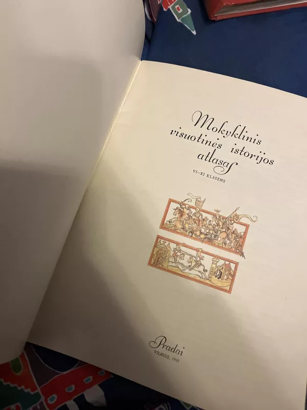 Mokyklinis visuotinės istorijos atlasas - Autorių Kolektyvas, knyga