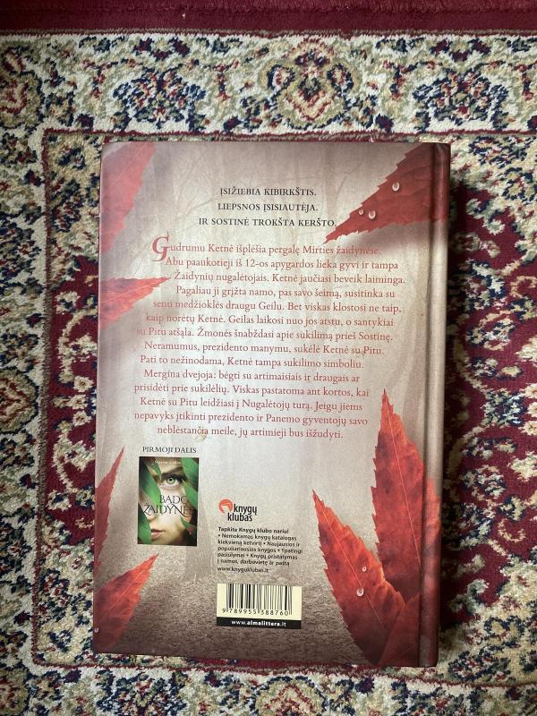 Pavojinga meilė. Antra "BADO ŽAIDYNIŲ" knyga - Suzanne Collins, knyga 2