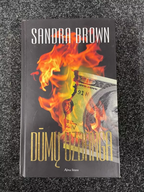 Dūmų uždanga - Sandra Brown, knyga 2