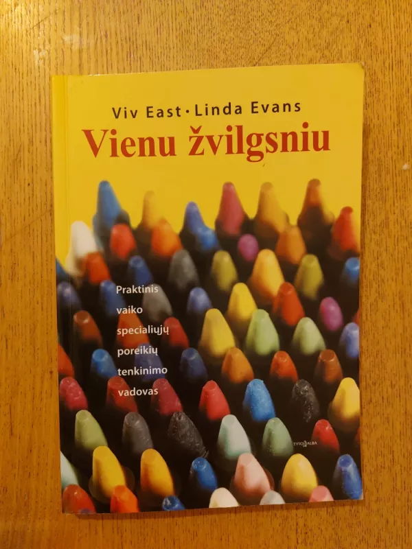 Vienu žvilgsniu - Viv East, Linda  Evans, knyga