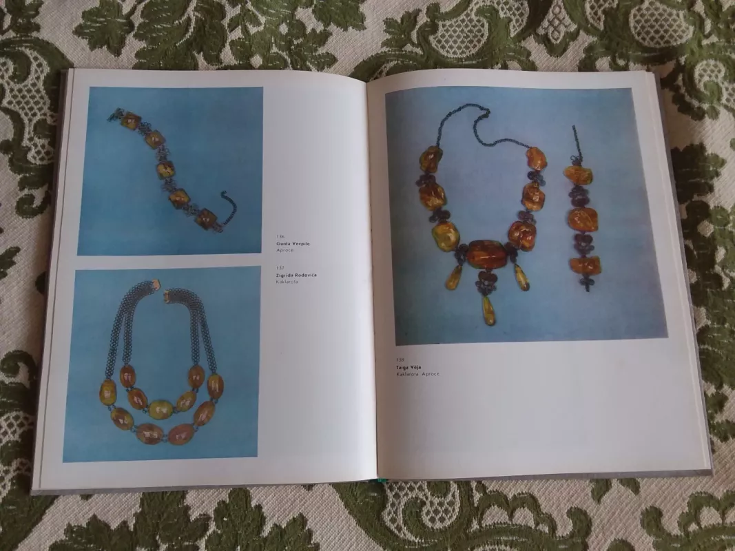 Latviešu mūsdienu tautas maksla - Gundega Ivanova, knyga 3