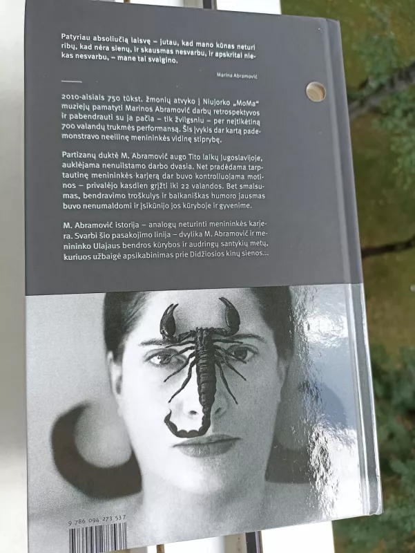 Eiti kiaurai sienas: [menininkės atsiminimai] - Marina Abramovic, knyga 3