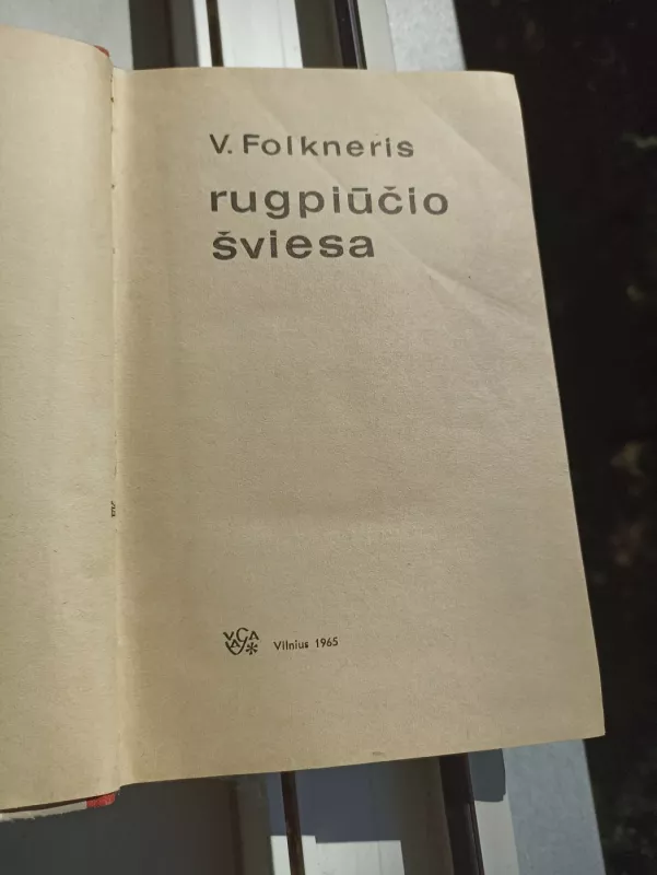Rugpiūčio šviesa/ [antraštė šiuolaikine rašyba: Rugpjūčio šviesa] - Viljamas Folkneris, knyga 3