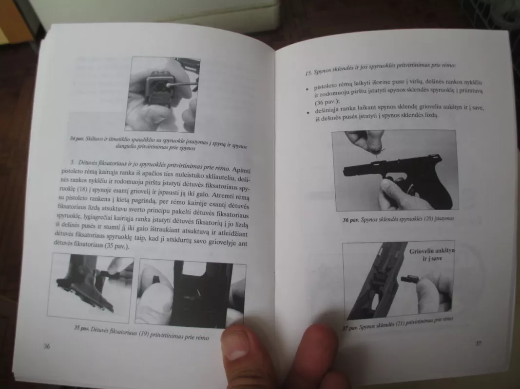 Pistoletas „GLOCK 17“ (9 mm) : mokomoji knygelė - Andrius Smilga, knyga 5