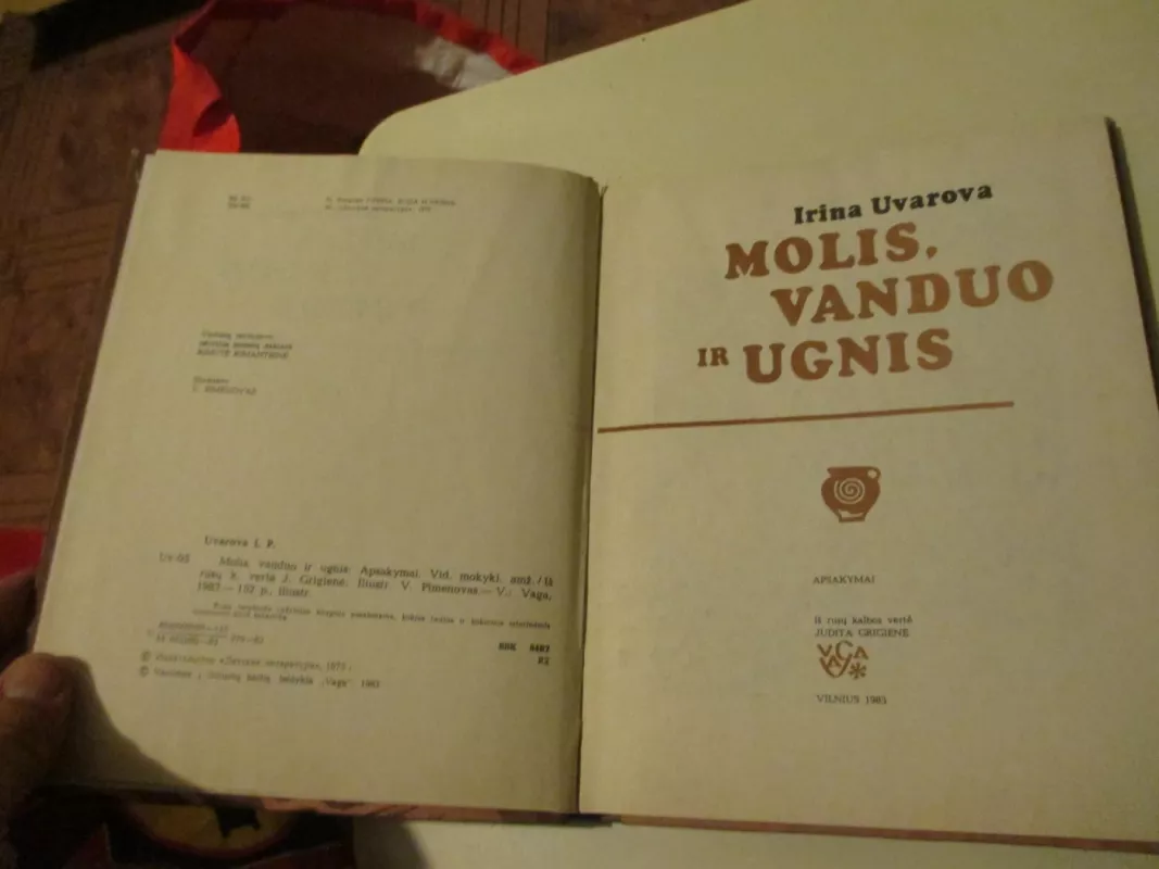 Molis, vanduo ir ugnis - Irina Uvarova, knyga 3