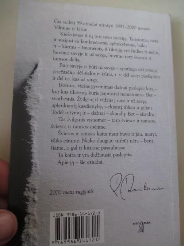 Tarp šviesos ir tamsos. 99 etiudai - Rolandas Pavilionis, knyga 4