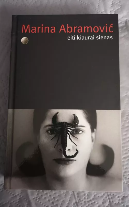 Eiti kiaurai sienas - Marina Abramovic, knyga