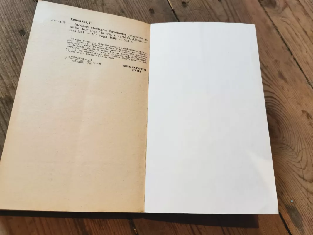 Juodasis obeliskas - E.M. Remarkas, knyga 3