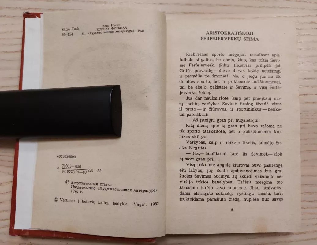 Futbolo karalius - Azizas Nesinas, knyga 4