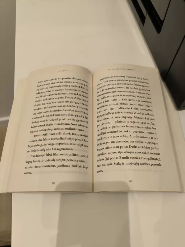 Moteris juodais drabužiais - Susan Hill, knyga 4